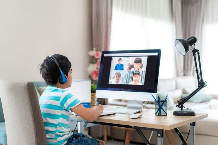 Student in online collaboration